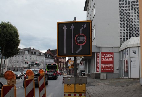 LED-Tafel an der Baustelle Schiede / Diezer Straße soll mehr Klarheit bringen