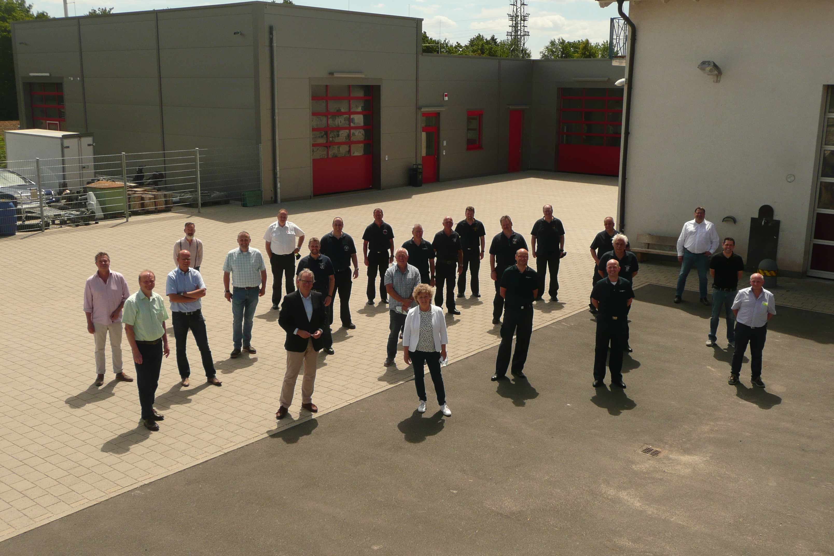 Vertreter aus Kommunen und heimischen Feuerwehren bei der Besichtigung des Brandschutzdienstleistungszentrums Kandel