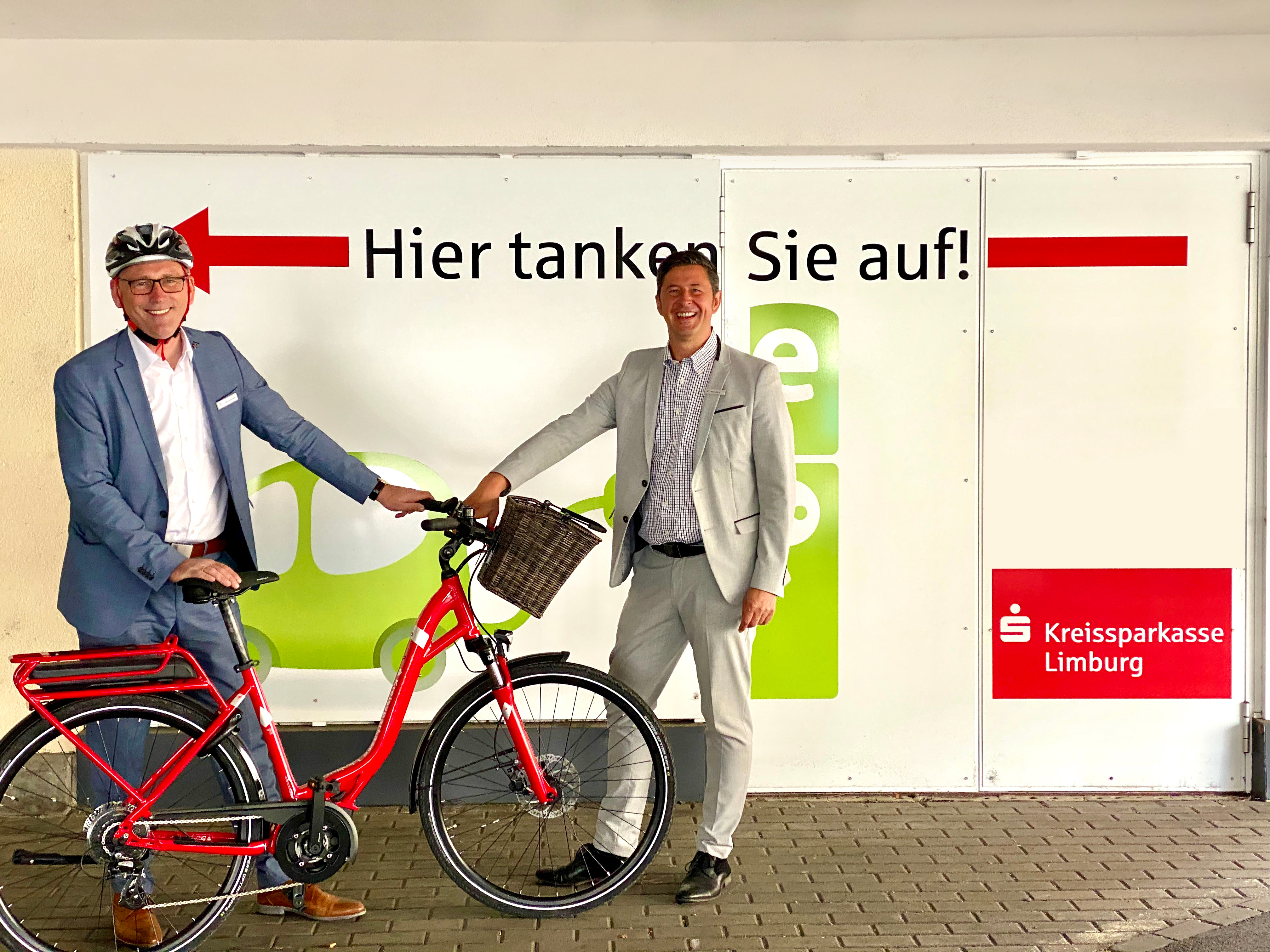 Landrat Michael Köberle und Mario Rohrer sind vom Sparkassen-E-Bike begeistert