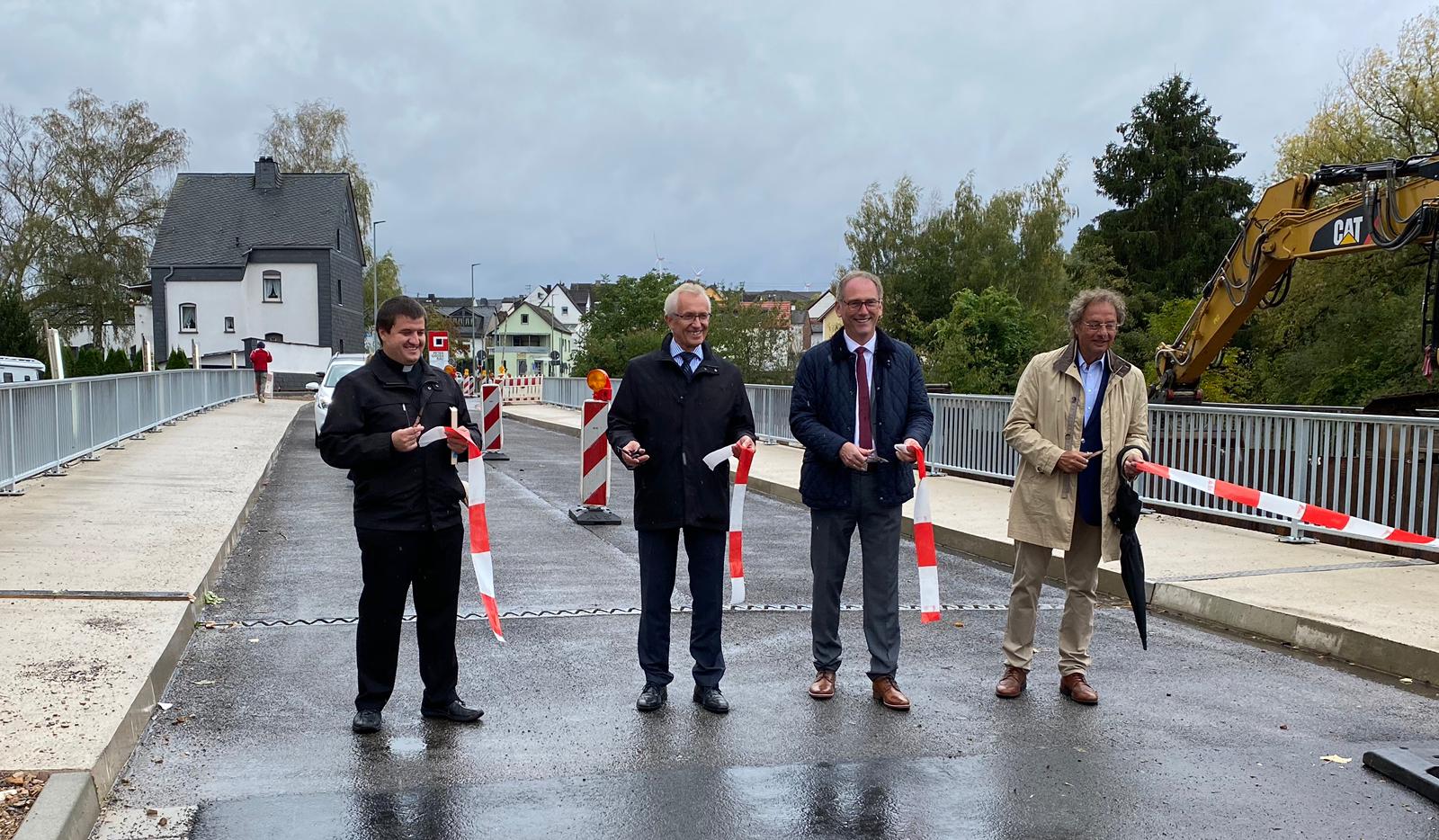 Landrat Michael Köberle gibt die Elbbachbrücke in Elz wieder frei